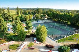 Tennisbaan midgetgolf vakantiepark village le chat Frankrijk