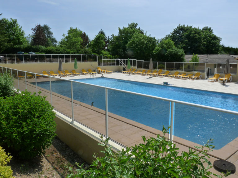 Volwassene zwembad vakantiepark le chat Frankrijk