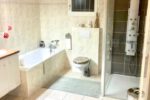 Fraaie badkamer met ligbad inloopdouche vakantiehuis Frankrijk