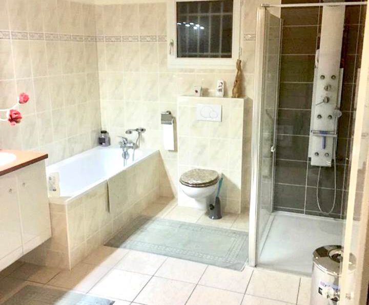 Fraaie badkamer met ligbad inloopdouche vakantiehuis Frankrijk