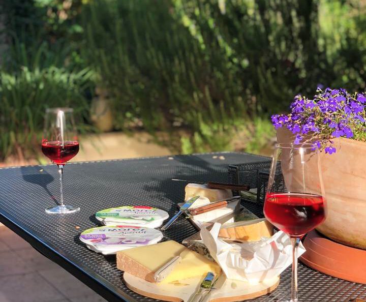 Heerlijk genieten van een borrel of lunch op het terras vakantiehuis villa Frankrijk