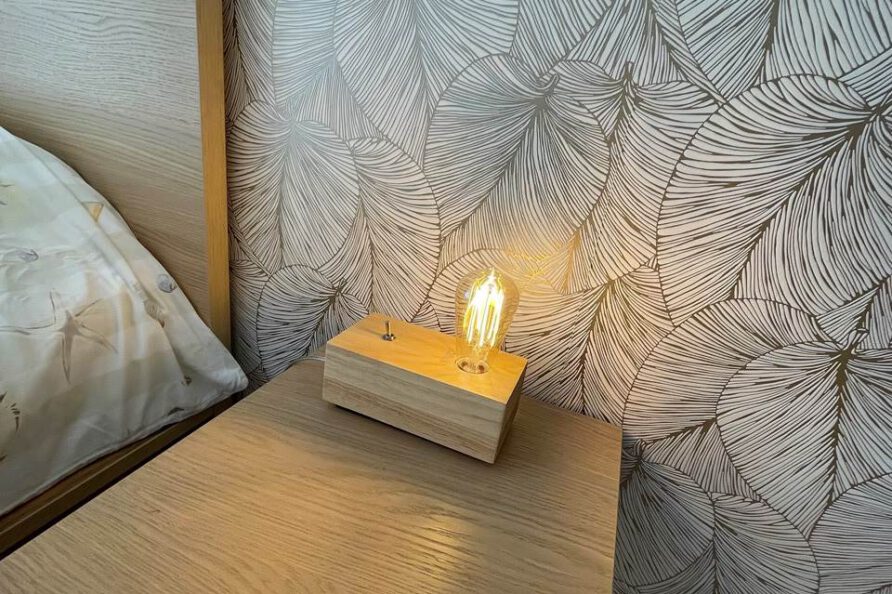Slaapkamer lamp nachtkastje vakantie villa Frankrijk