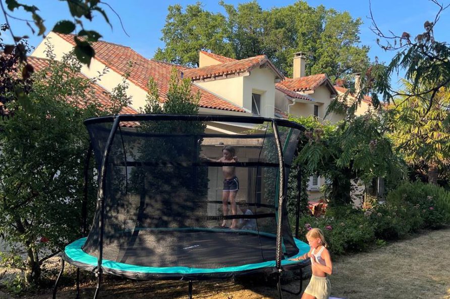 Speeltoestel Trampoline kinderen achtertuin vakantie villa Frankrijk Mon Cherry 26