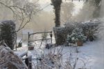 Prachtige sneeuw bedekte winterse tuin vakantiehuis Normandië