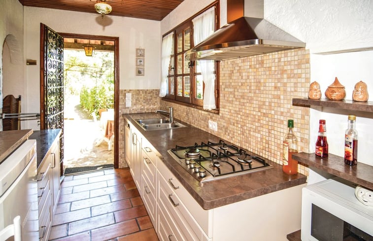 Ruime keuken vakantie villa la jaroussiere Ardeche Frankrijk