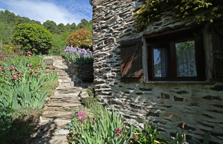 Zijaanzicht natuursteen natuurhuis vakantie villa Frankrijk la jaroussiere