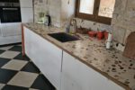 Moderne keuken in autenthieke franse vakantievilla Maison du Soleil levant de Lot Occitanie Frankrijk