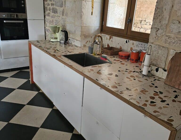 Moderne keuken in autenthieke franse vakantievilla Maison du Soleil levant de Lot Occitanie Frankrijk