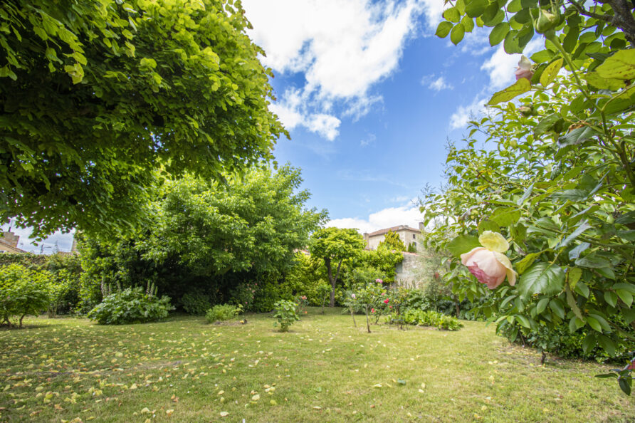 Prachtige ruime groene tuin La maison du bouchonnier vakantiehuis Lot-et-Garonne Frankrijk