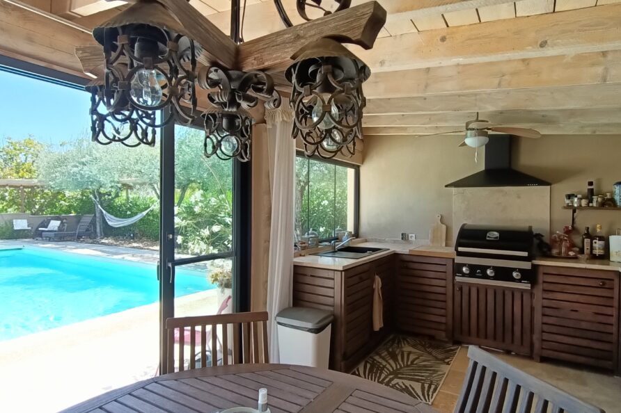 Poolhouse buitenkeuken prive zwembad vakantiehuis Provence Frankrijk La Ferme Residence Les Belles Heures