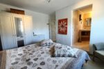 Slaapkamer tweepersoonsbed badkamer ensuite vakantiehuis Provence Frankrijk La Ferme Residence Les Belles Heures
