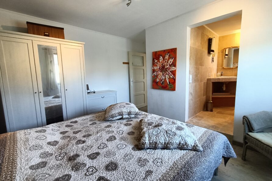 Slaapkamer tweepersoonsbed badkamer ensuite vakantiehuis Provence Frankrijk La Ferme Residence Les Belles Heures