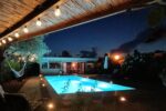 Uitzicht savonds prive zwembad vakantiehuis Provence Frankrijk La Ferme Residence Les Belles Heures