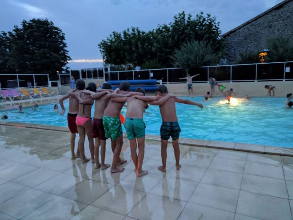 Gemeenschappelijk zwembad ontmoetingsplek kinderen