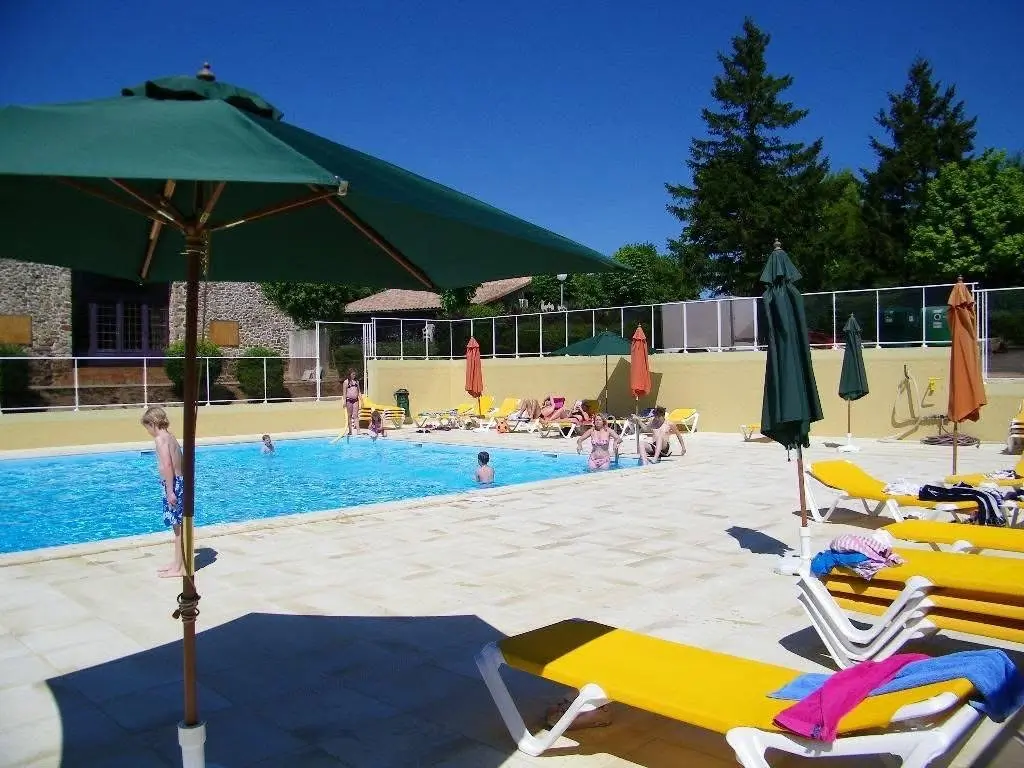 Vakantiehuizen met gedeeld zwembad vakantiepark village le chat Frankrijk